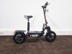 Elektrischer Roller Nitro Roadster mit Sitz Elektrischer Roller Nitro Roadster mit Sitz