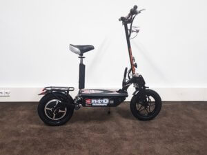 Elektrischer Roller Nitro Roadster mit Sitz