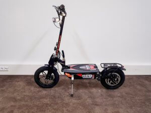 Elektrischer Roller Nitro Roadster mit 14 Zoll Reifen