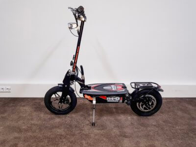Elektrischer Roller Nitro Roadster mit 14 Zoll Reifen Elektrischer Roller Nitro Roadster mit 14 Zoll Reifen